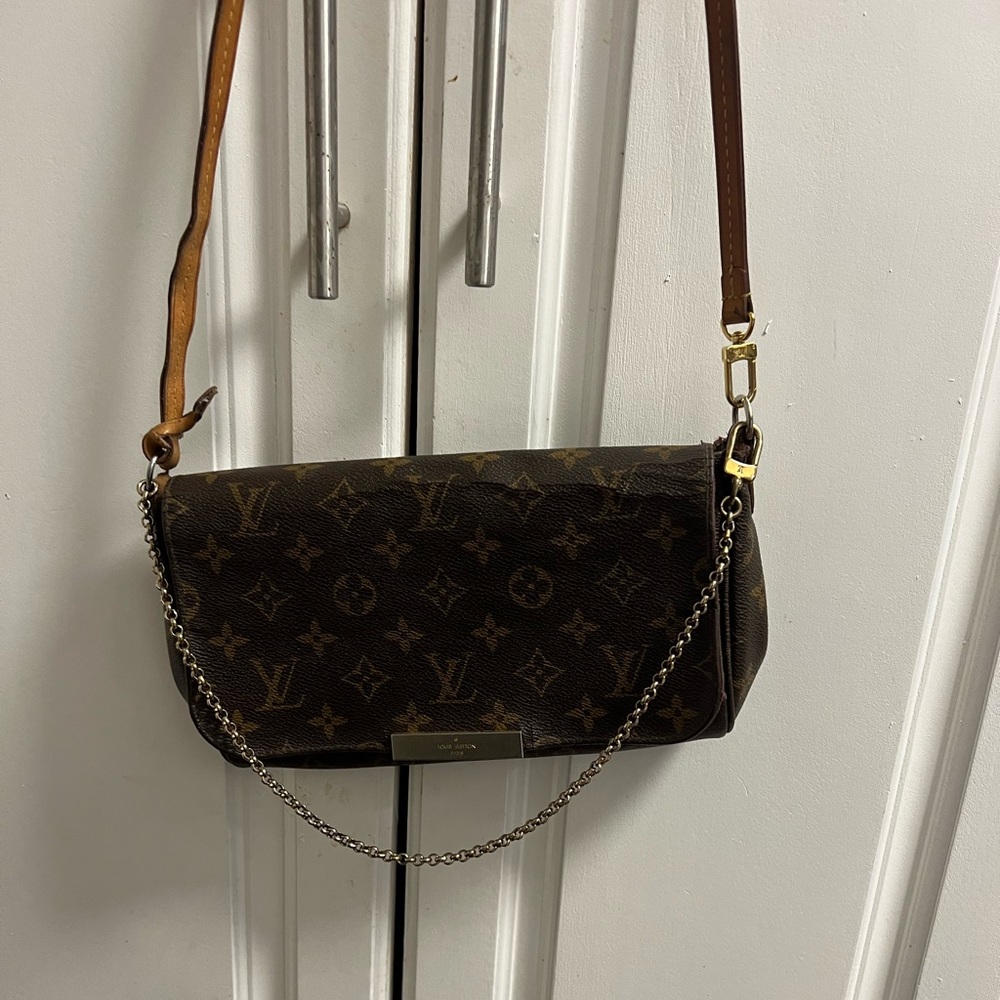 Authentic LV MM Favorite.  Has cracks please view pictures.